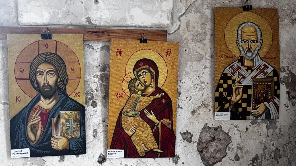 Ікони між тривогами і чергуваннями: як поліцейський з Маріуполя відкрив персональну виставку на Закарпатті