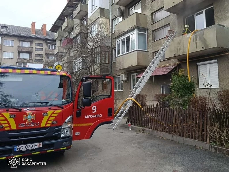 Пожежа в мукачівській багатоповерхівці: чоловіка з опіками винесли з охопленої димом квартири