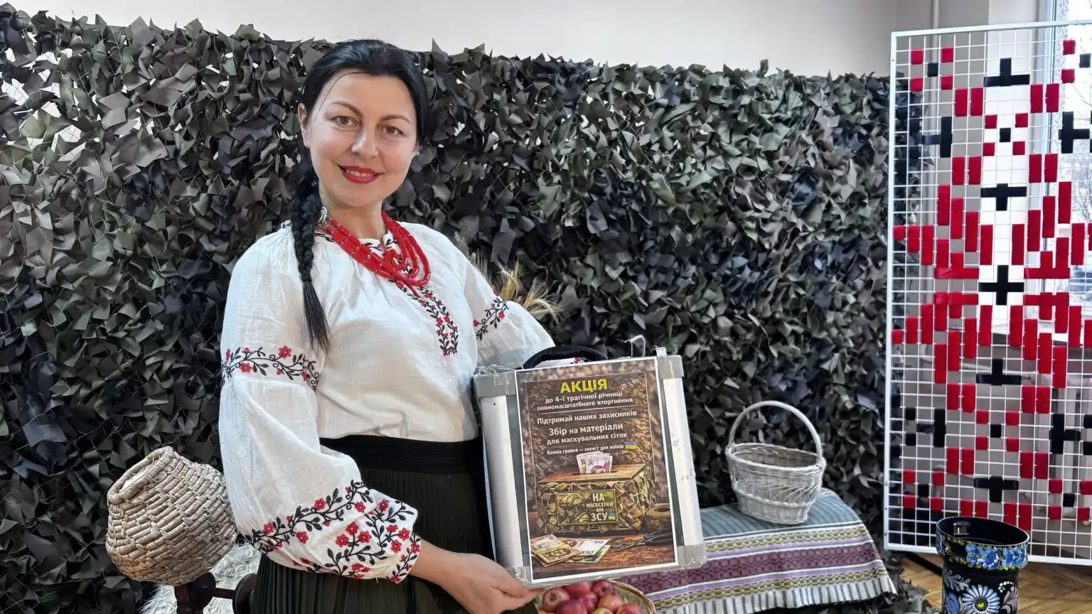 Етніка заради фронту: у Мукачеві відкрили благодійну фотозону з маскувальної сітки