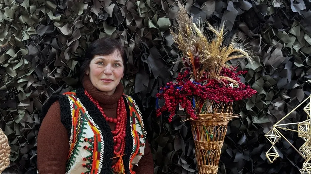 Етніка заради фронту: у Мукачеві відкрили благодійну фотозону з маскувальної сітки