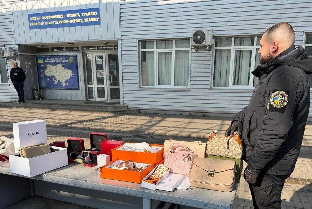 На словацькому кордоні митники вилучили брендові аксесуари майже на два мільйони гривень