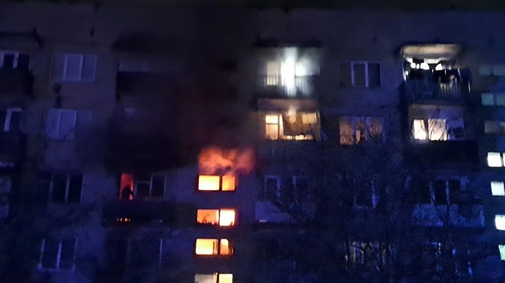 Нічна пожежа у багатоповерхівці на Закарпатті: рятувальники витягнули чоловіка з задимленої квартири