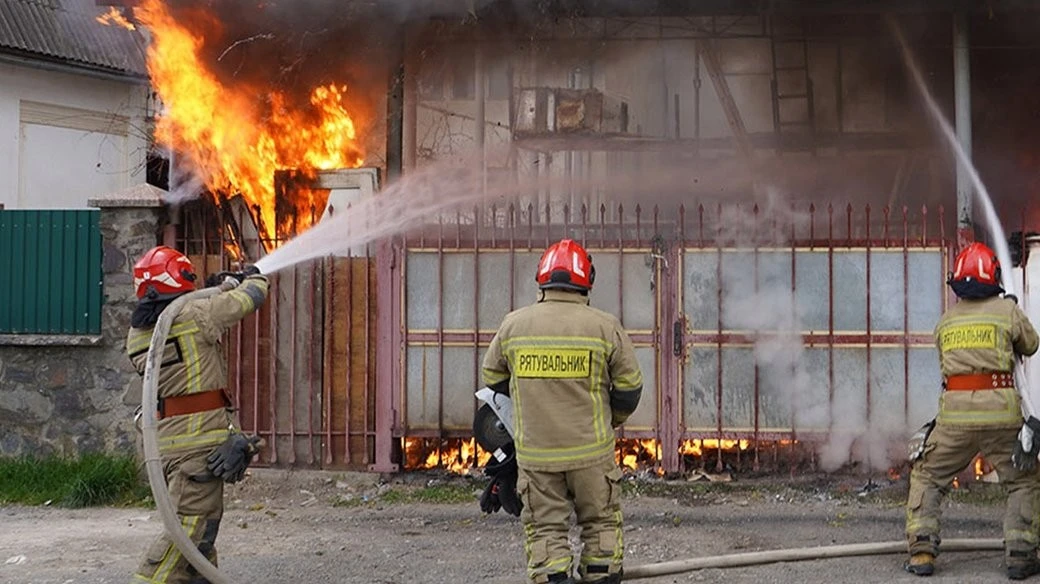 Металева пастка у вогні: рятувальна операція на вулиці Чубинського в Ужгороді