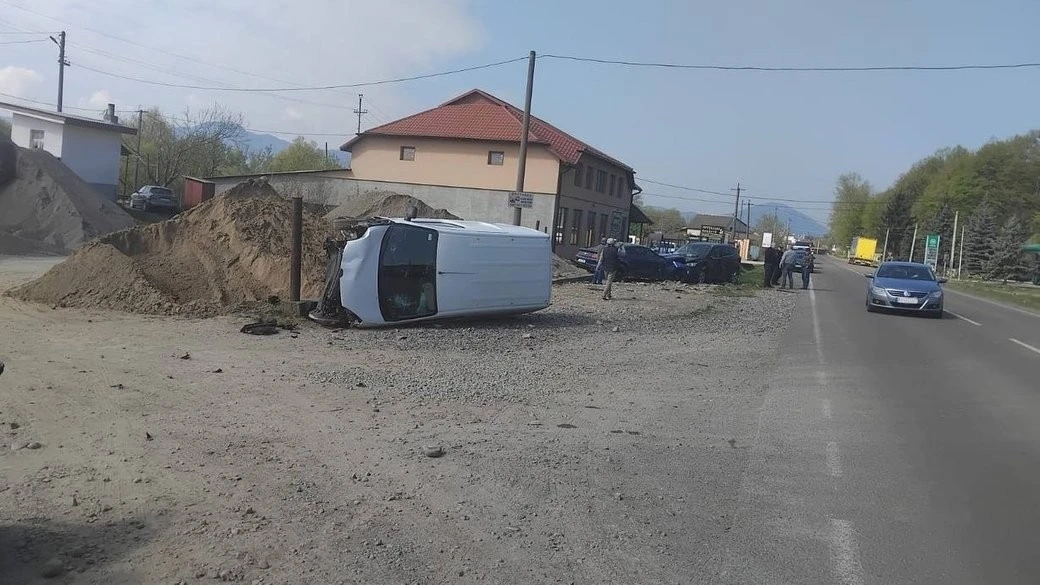 Масштабна аварія з трьома авто на Тячівщині: двоє людей потрапили до лікарні