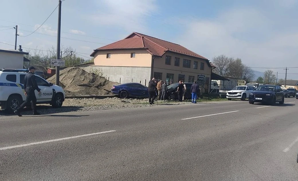 Масштабна аварія з трьома авто на Тячівщині: двоє людей потрапили до лікарні