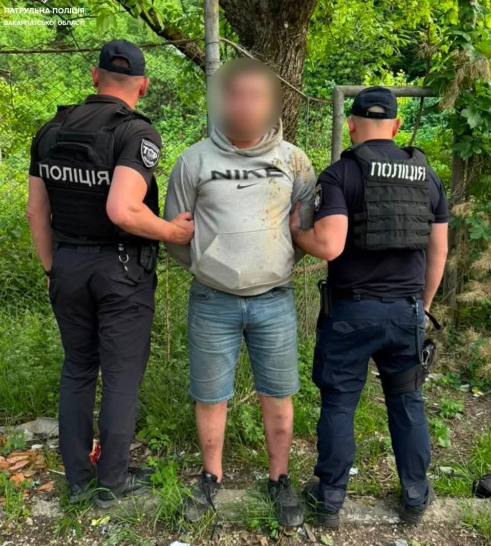 Вуличний інцидент у Мукачеві: патрульні спіймали озброєних порушників спокою