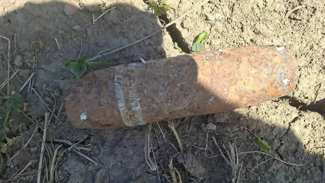 На закарпатському полі відкопали артилерійський снаряд