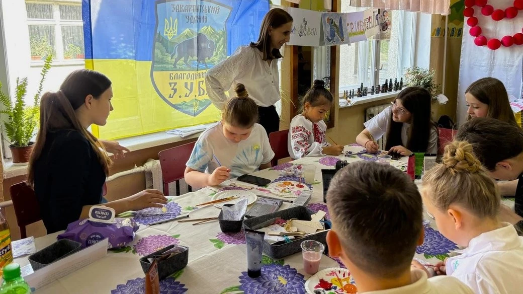 Творчість заради перемоги: на Закарпатті мистецька школа провела аукціон гільз на підтримку ЗСУ